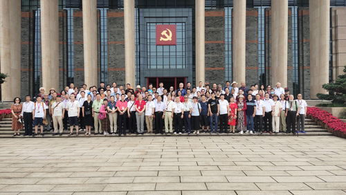 張仲良 北京華夏蘭亭書畫院終身名譽(yù)院長(zhǎng),中國書畫家協(xié)會(huì)會(huì)員